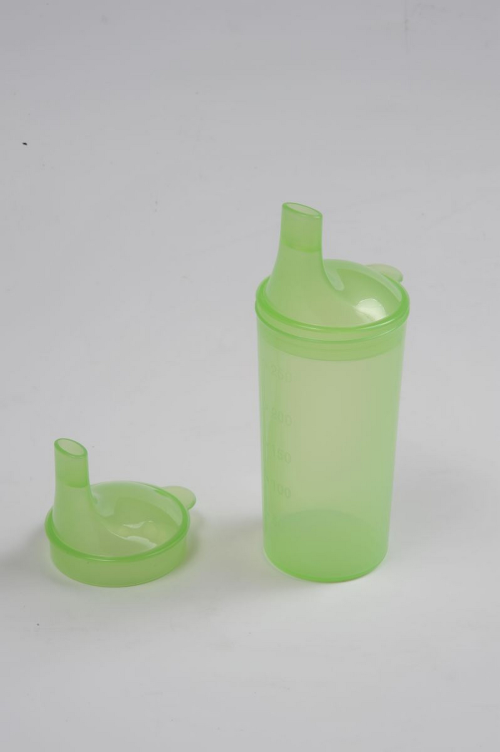 Taza con boquilla alargada